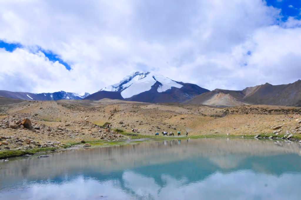 El Kang Yaze reflejado en un lago durante la caminata al valle de Markha