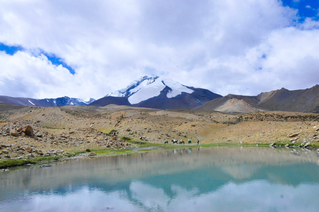 El Kang Yaze reflejado en un lago durante la caminata al valle de Markha