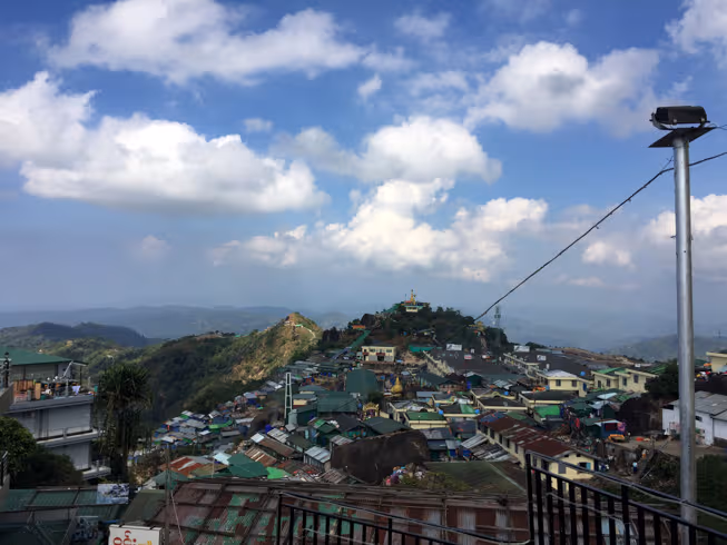 La cima del monte Kyaktiyo no está compuesta por una simplemente una pagoda, sino un enorme complejo