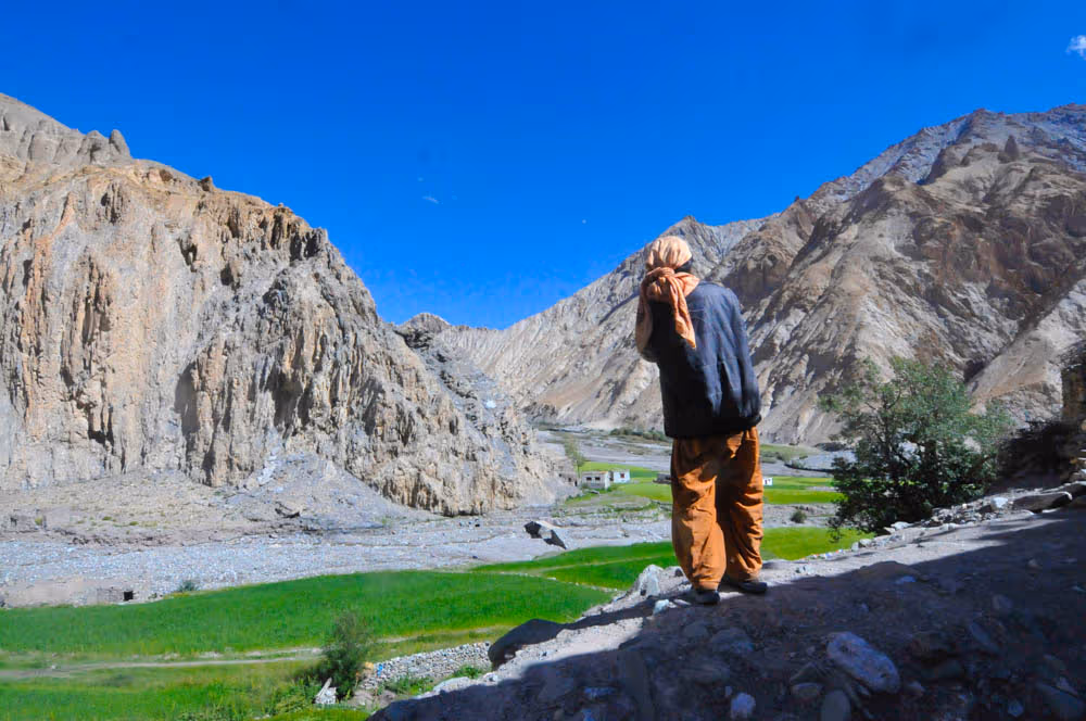Una tibetana obervando las vistas del pueblo de Markha