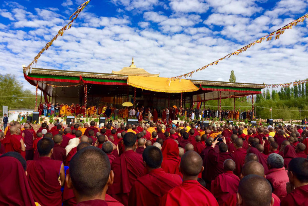 Monjes budistas atendiendo en el discurso de Dalai Lama in Ladakh