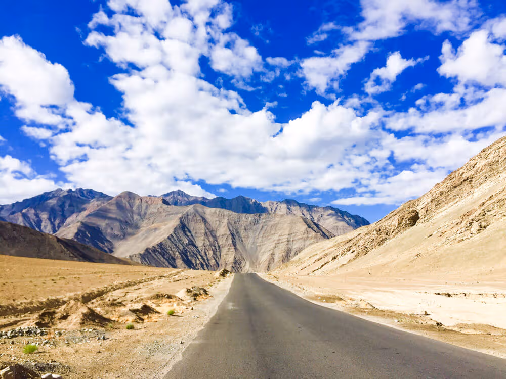 La carretera que conecta Leh con Chilling es una carretera remota y solitaria