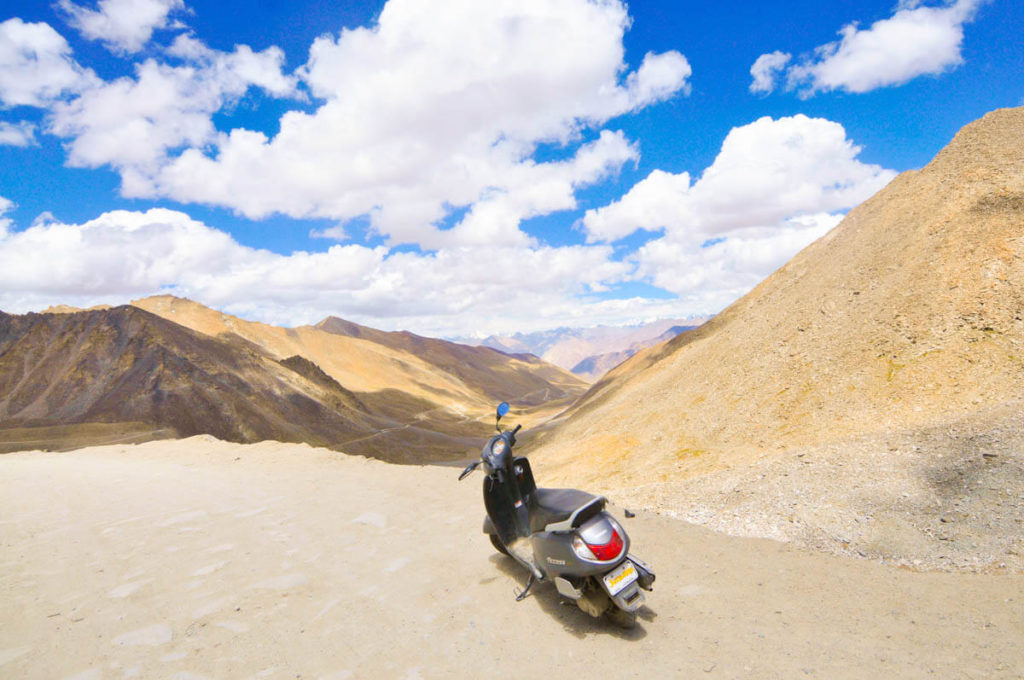 Vistas desde la cima de Khardung La, a 5600 metros de altura