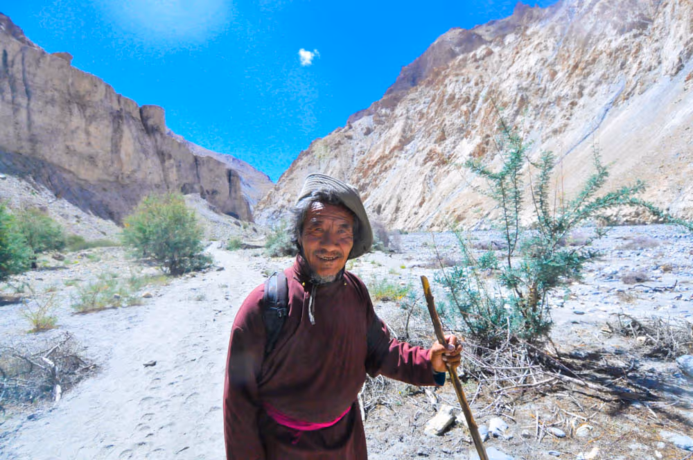 Un pastor tibetano andando por el valle de Markha