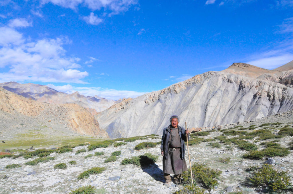 Un autentico pastor tibetano que vive solo a una altitud de 4,500, cerca de Nimaling, Ladakh