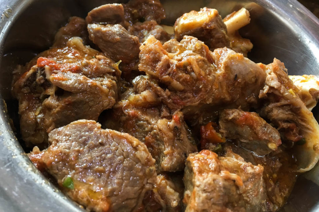 Shinwari Lamb Karahi, un plato pakistaní que consiste en cordero cocinado a fuego lento con tomates, verduras y especies