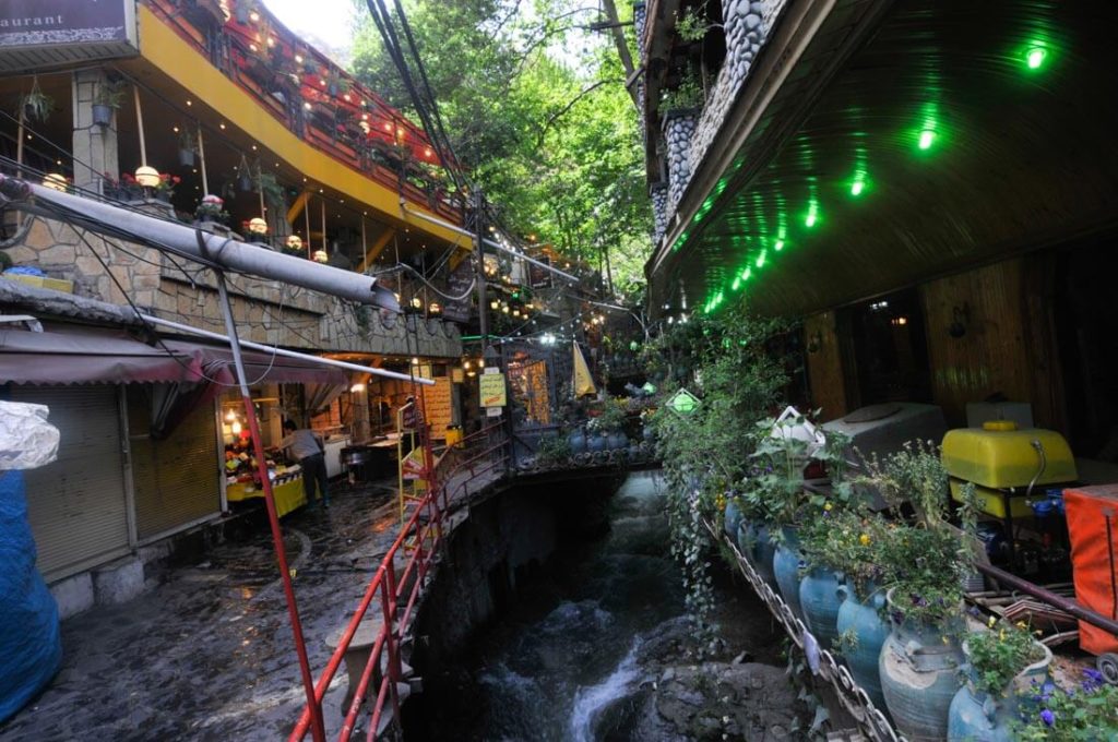Cafés y restaurantes situados a lo largo del río en Darband