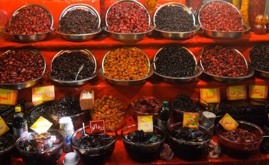 Parada de frutos confitados locales típica de Darband, Teherán