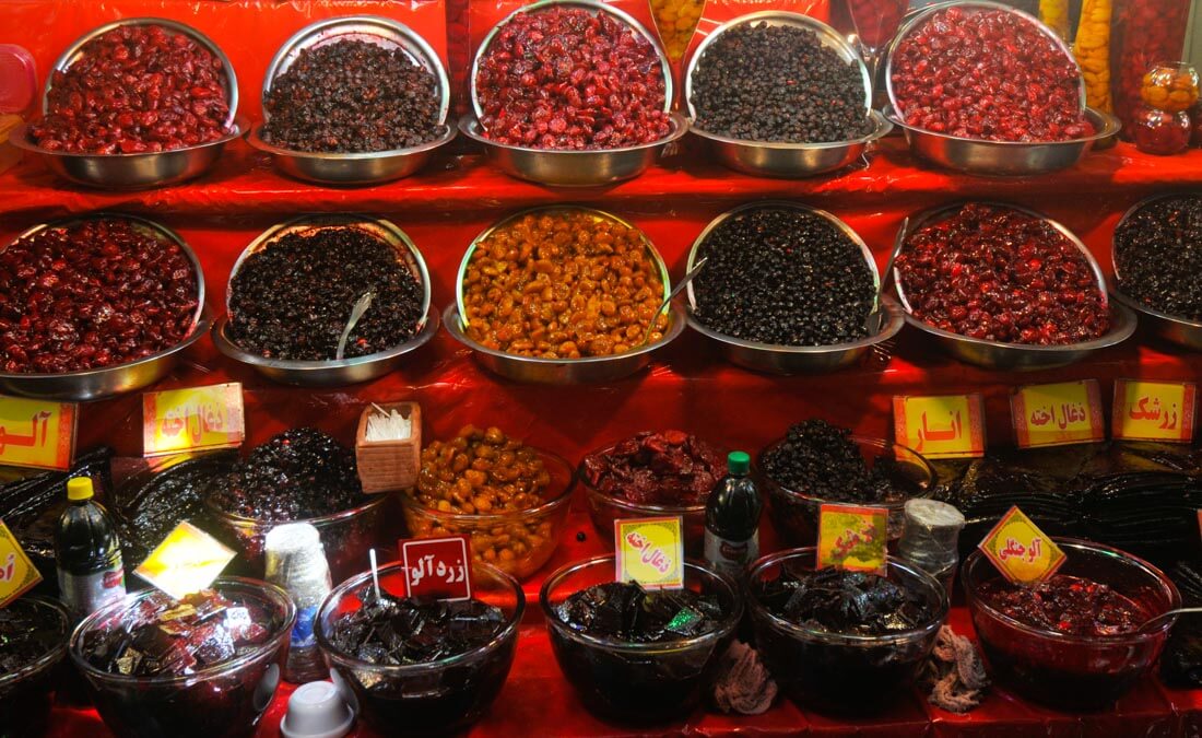 Parada de frutos confitados locales típica de Darband, Teherán