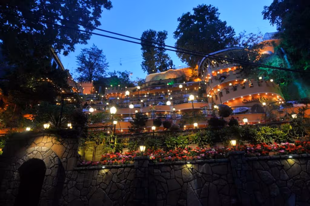 Los restaurantes en Darband, Teherán se llenan por la noche