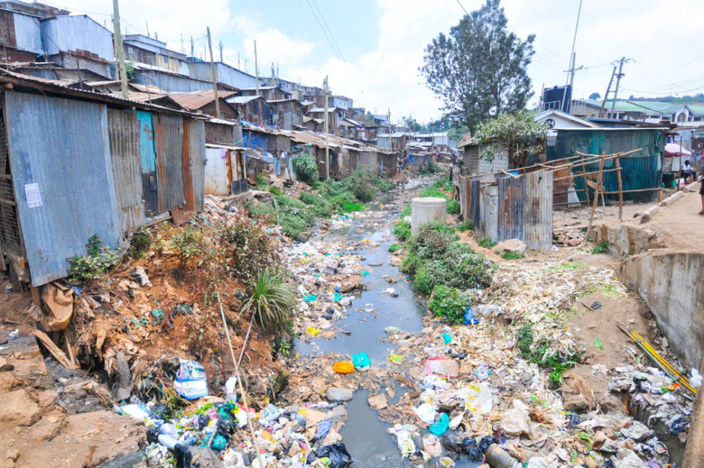 El río que cruza Kibera