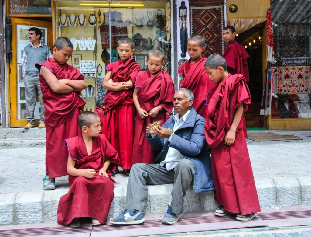 Pequeños monjes budistas en algún lugar de las calles de Leh