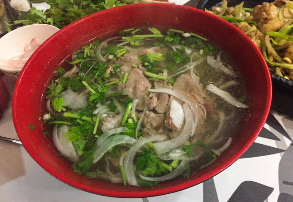 Pho Ga, arroz, fideos y caldo de pollo, un plato tradicional de Vietnam