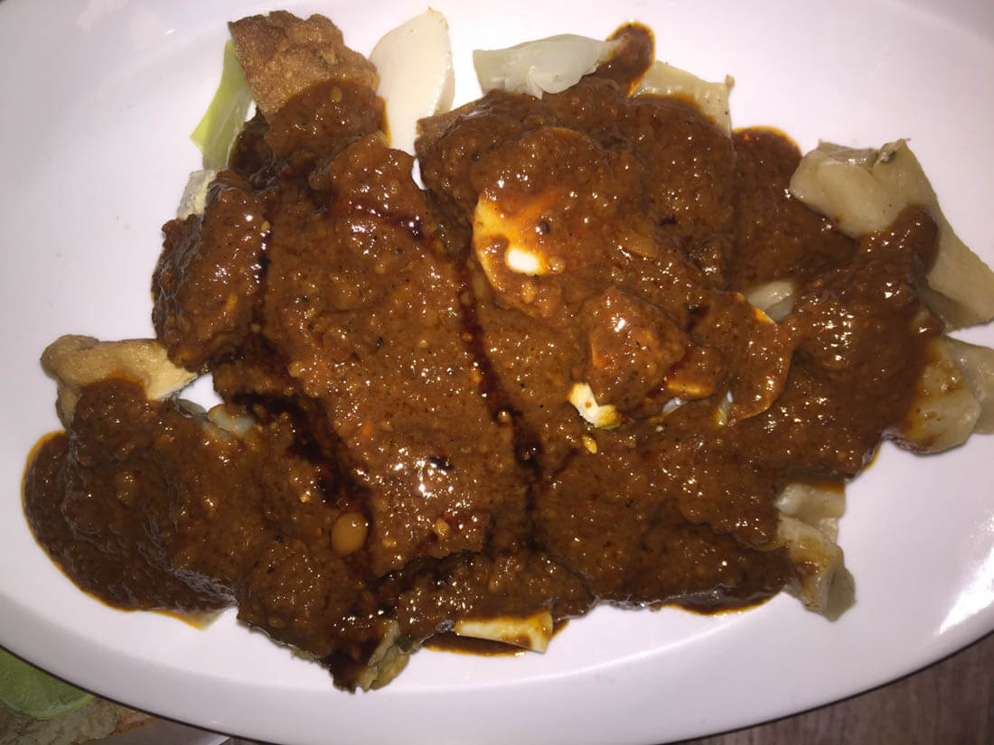 Siomay, bolas de masa de pescado con col y salsa de cacahuete, servido en uno de los restaurantes más auténticos de Dubai para comida indonesia