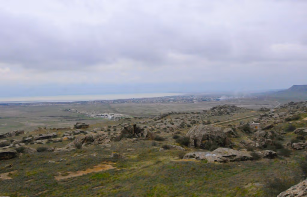 Las vistas del mar Caspio desde la Reserva de Petroglifos de Qobustán