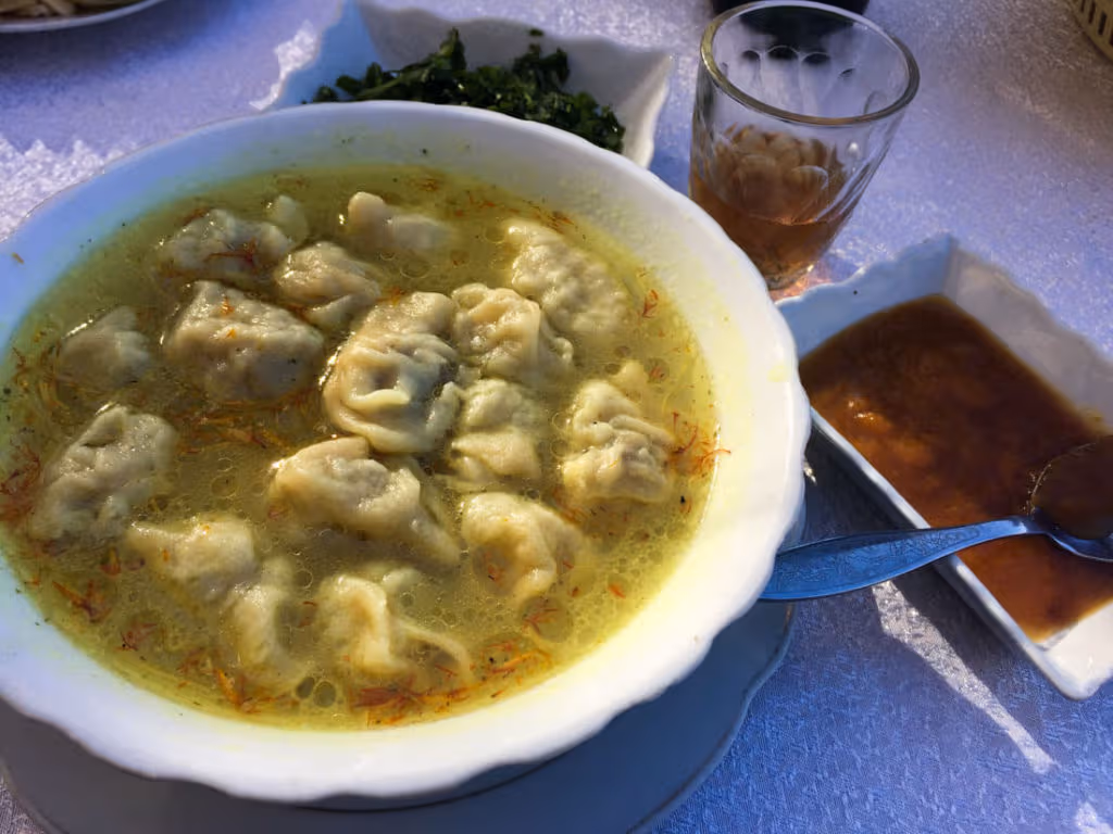 Dushabra, una sopa de dumplings típica del norte de Azerbaiyán
