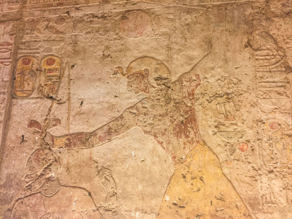 Una pintura egipcia que se encuentra en el templo de Kalabsha