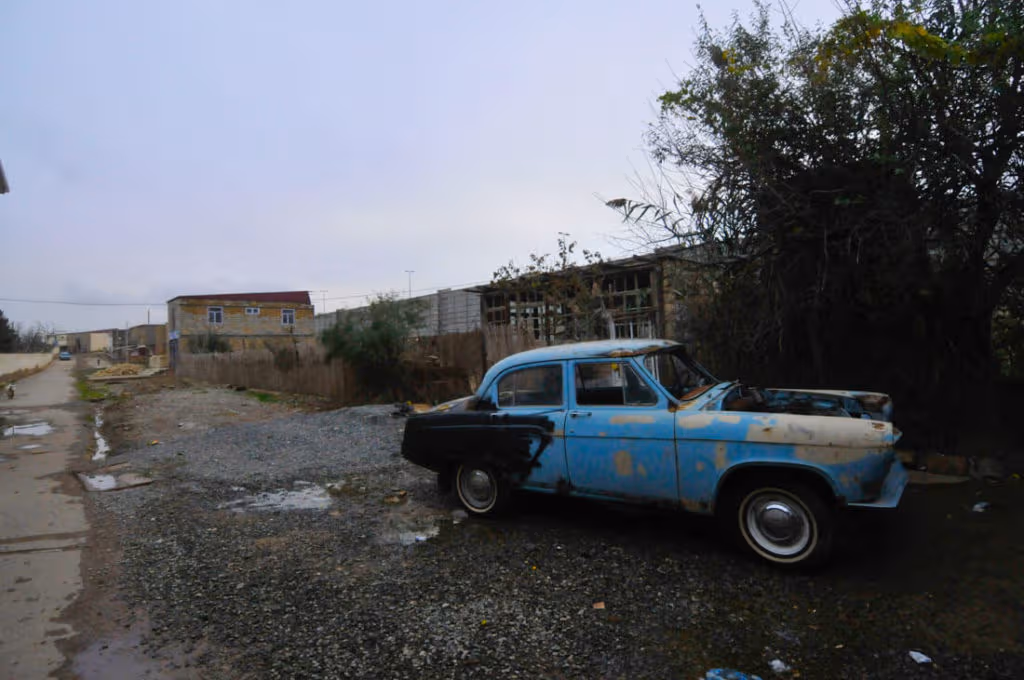 Un coche abandonado de la época soviética, en Qobustán, Azerbaiyán