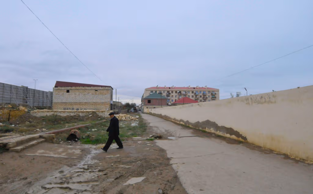 Las calles de Qobustán, sin asfaltar