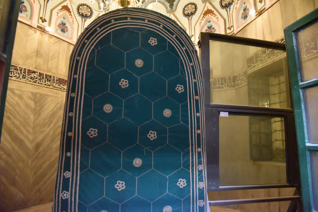 Abraham's tomb - bulletproof window