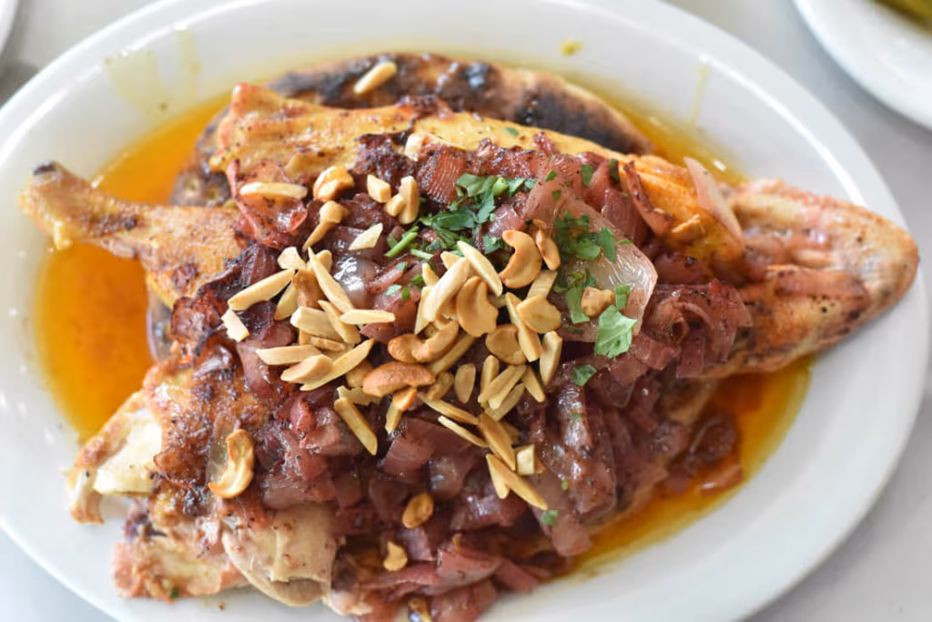 Palestine Msakhan, consiste de pollo al horno, cubierto de cebollas y nueces