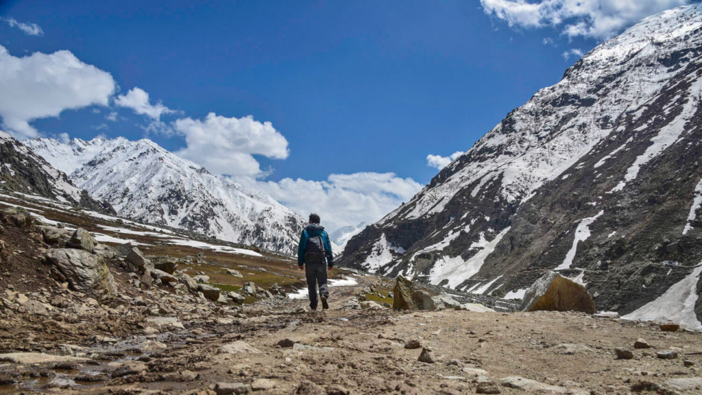 Caminando entre glaciares y montañas gigantescas