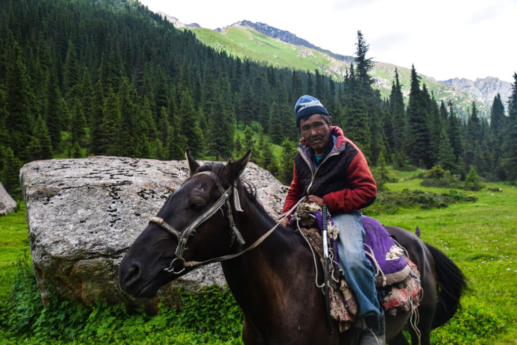 Un hombre a caballo de Kirguistán