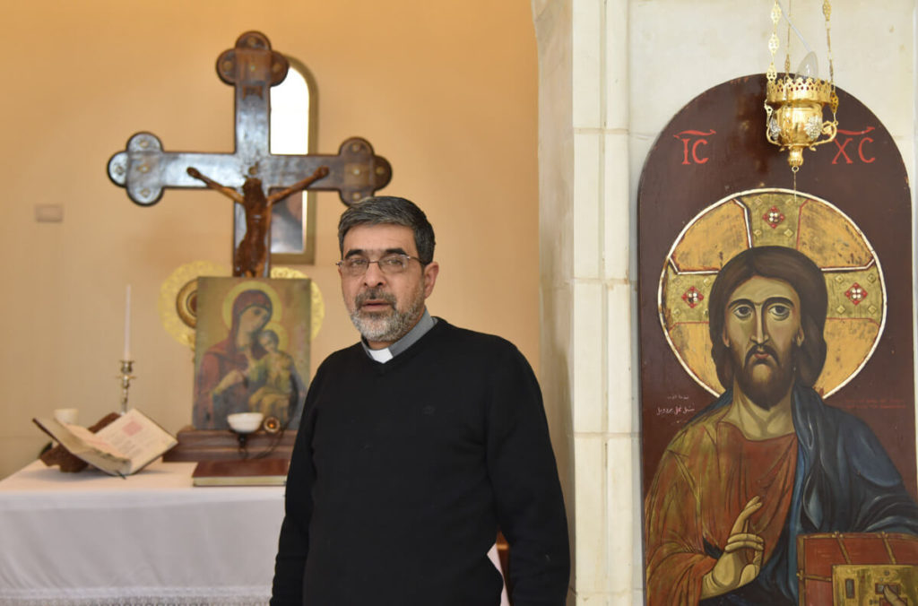 Father Firas en su iglesia de Zababdeh