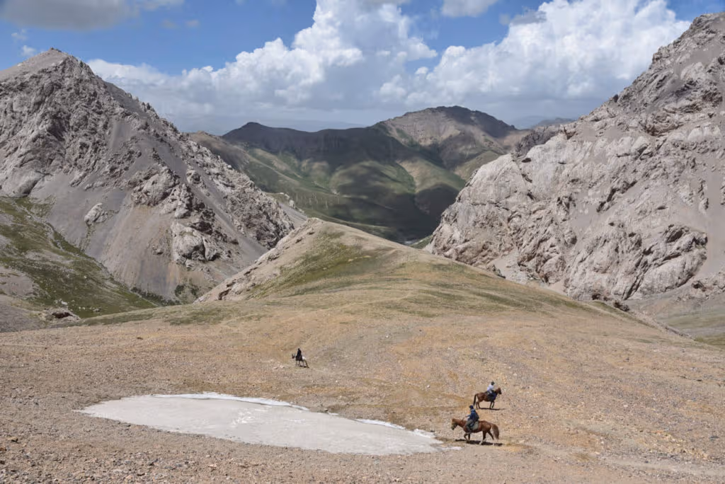 horse trekking kyrgyzstan