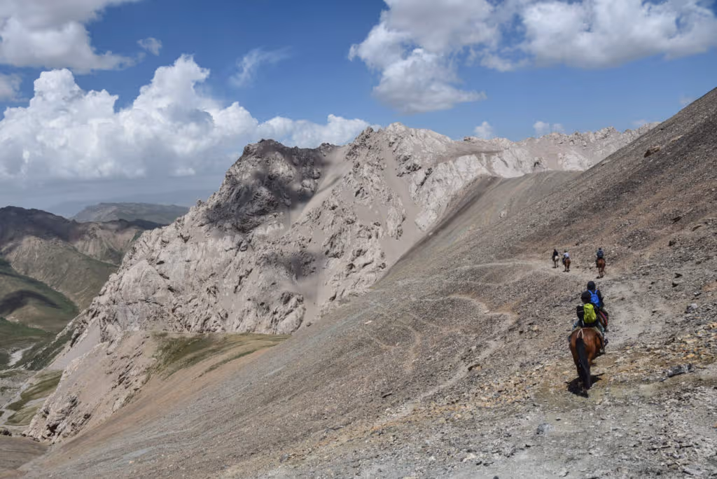 horse trekking kyrgyzstan