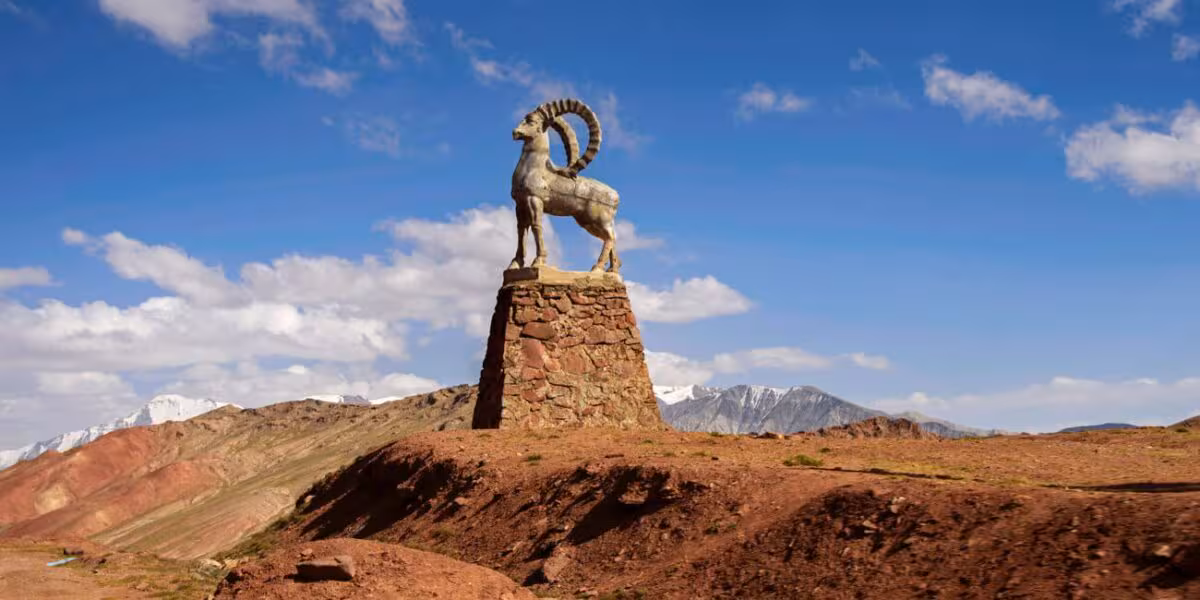 Kyrgyzstan – Tajikistan border crossing at Kyzyl Art Pass