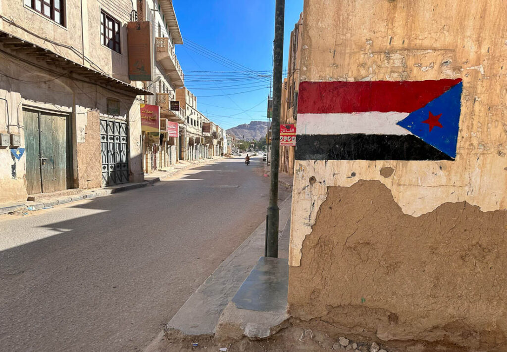 ¿Qué está pasando en Yemen? + Una bandera separatista del Yemen del Sur.