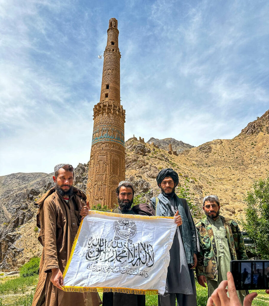 Talibanes custodiando el Minarete de Jam