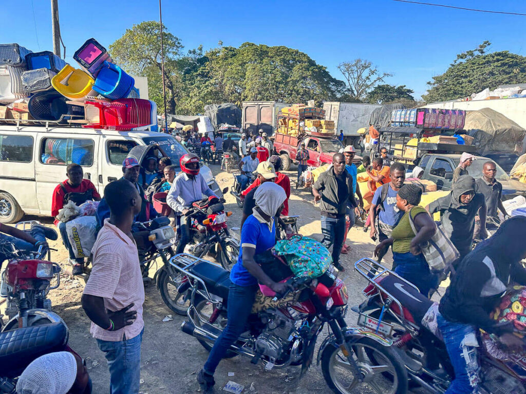 Paso fronterizo entre Haití y República Dominicana