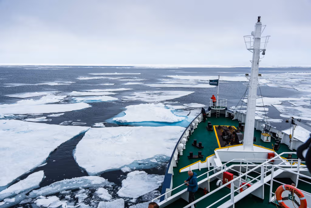 In winter, sailing north of Sailing Svalbard