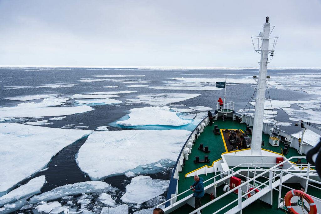 En invierno, navegar al norte de Sailing Svalbard