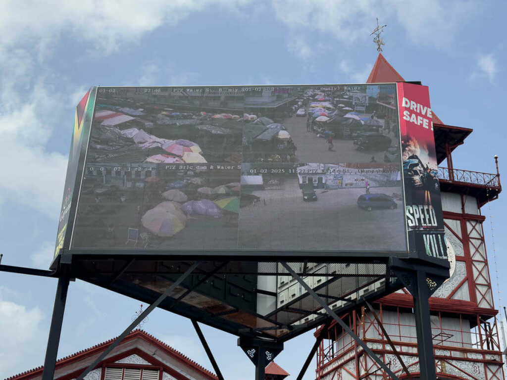 Debido a los problemas de seguridad en Georgetown, el mercado de Stabroek en Georgetown cuenta con una enorme pantalla de vigilancia.