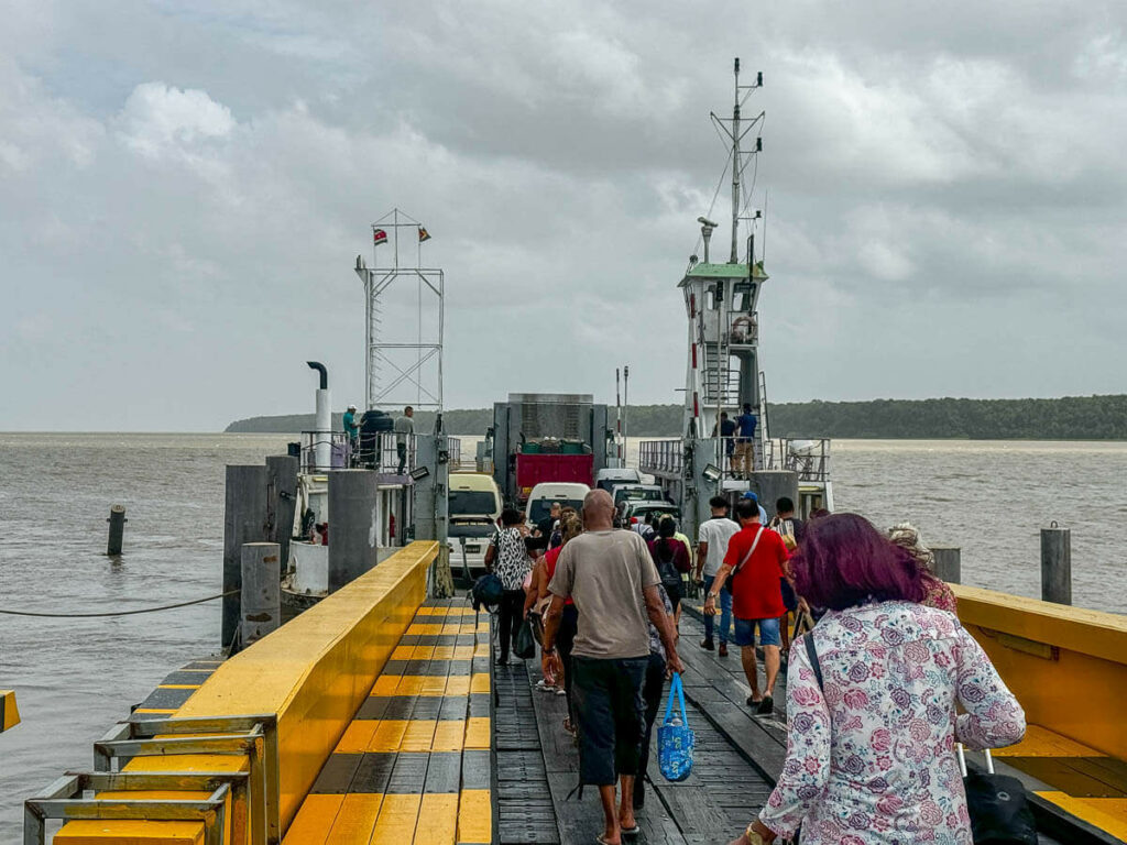 El ferry que te lleva de Guyana a Surinam