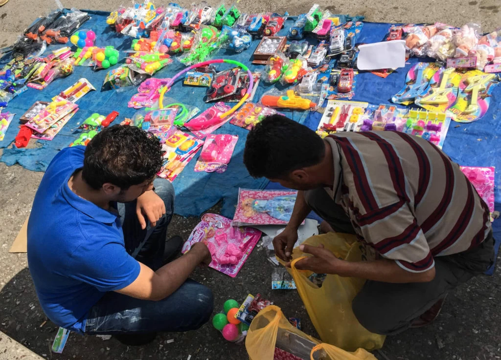 Comprando juguetes para los niños refugiados