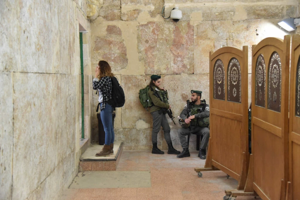 La seguridad militar dentro de la tumba de Abraham