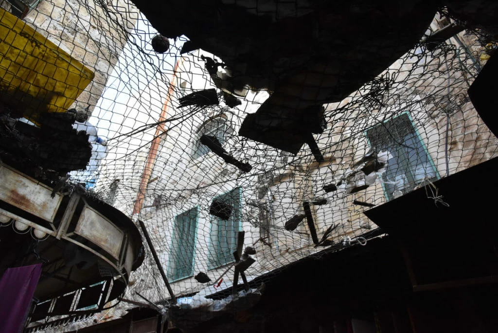 La basura que los judíos les lanzan a lo árabes en Hebrón
