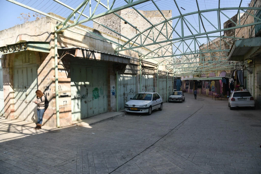 La valla protectora que rodea toda la calle principal del casco antiguo de Hebrón